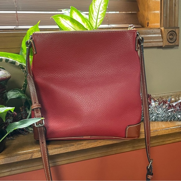 DOONEY & BOURKE PEBBLE GRAIN LEATHER CROSS BODY. RED. BRAND NEW. - Picture 2 of 8